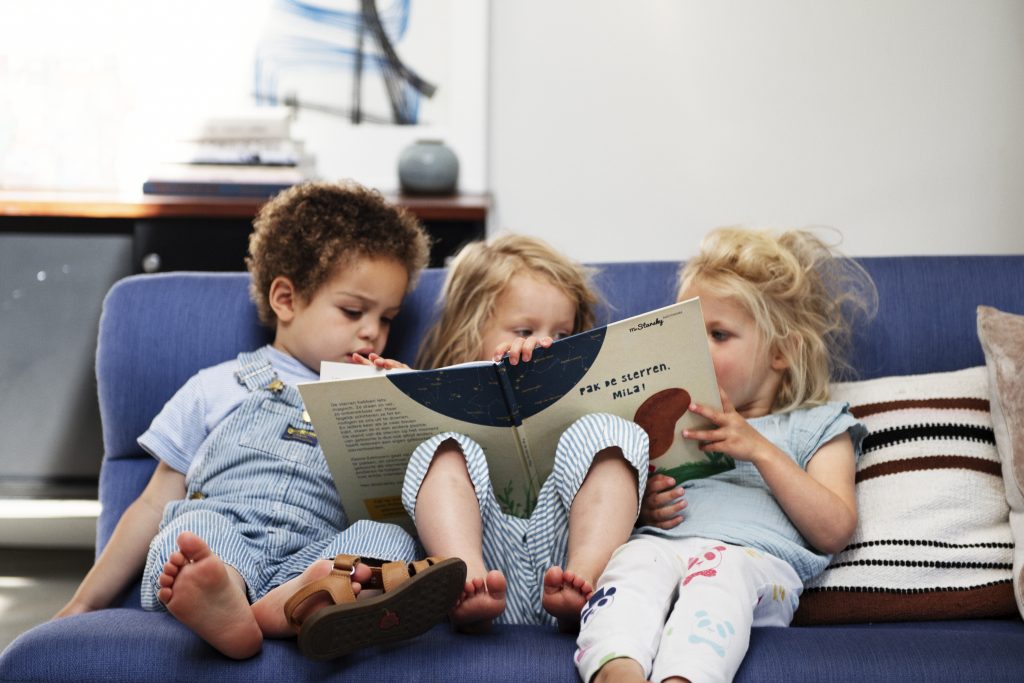 kinderen lezen boekje