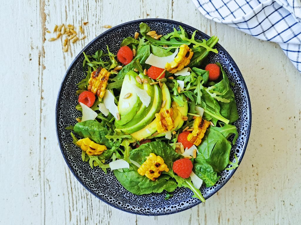 salade met avocado en frambozen